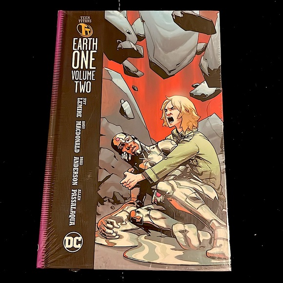 Teen Titans Earth One Vol. 2 - HARDCOVER - Picture 2 of 3